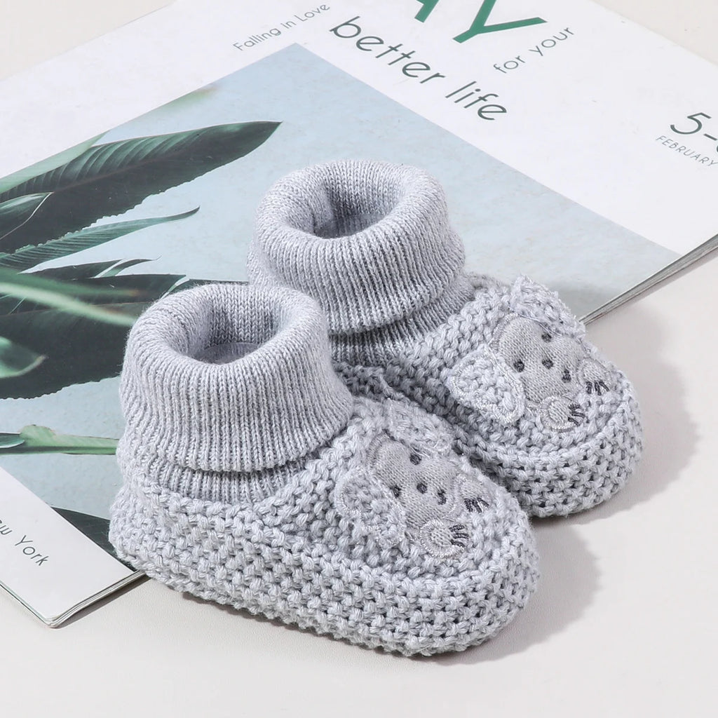 Autumn and Winter 0-6 Months Handmade Knitted Baby Wool Shoes Perfect for Newborns and Full-Month Babies Won't Come Off