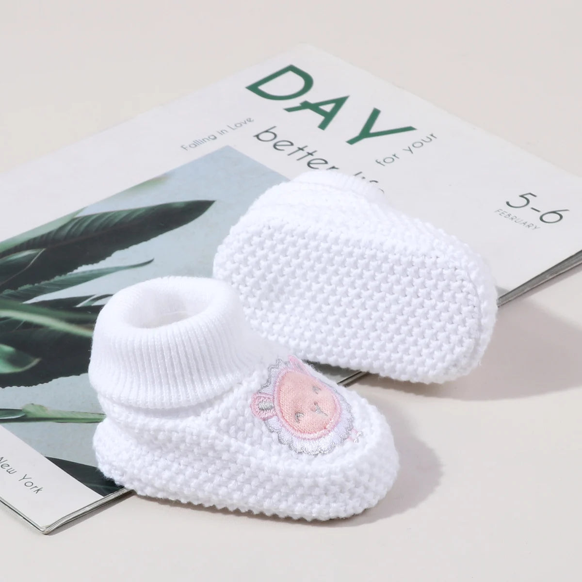 Autumn and Winter 0-6 Months Handmade Knitted Baby Wool Shoes Perfect for Newborns and Full-Month Babies Won't Come Off