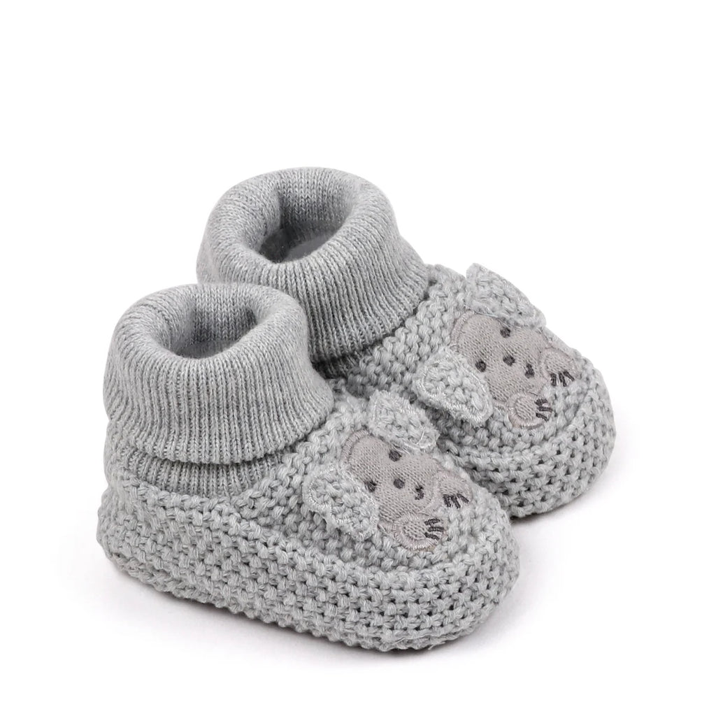 Autumn and Winter 0-6 Months Handmade Knitted Baby Wool Shoes Perfect for Newborns and Full-Month Babies Won't Come Off